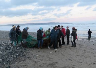 Amazing and inspiring volunteers removing ghost gear