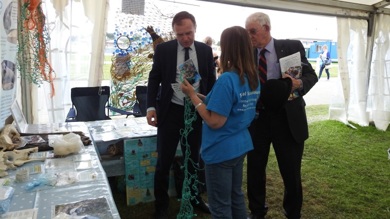 Government minister Geroge Eustice hearing Lucky Buntings entanglement and rescue story